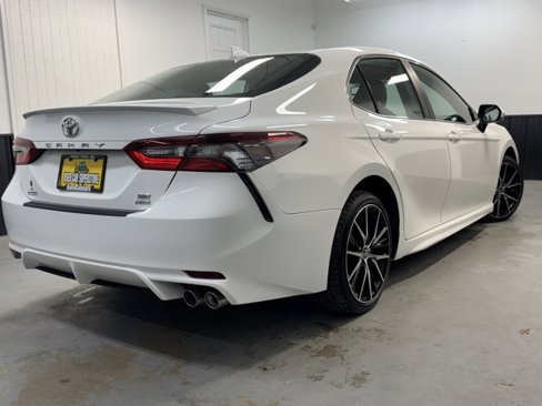 Used 2021 Toyota Camry SE w/ Cold Weather Package image 5