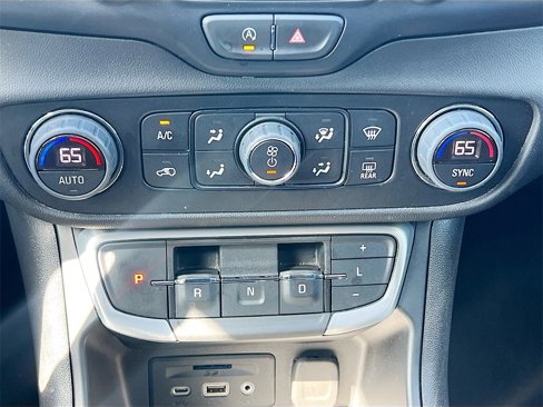 Used 2024 GMC Terrain SLT image 18
