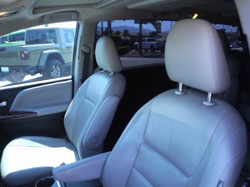 Used 2017 Toyota Sienna Limited Premium image 19