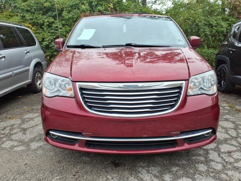 Used 2016 Chrysler Town & Country Touring image 2