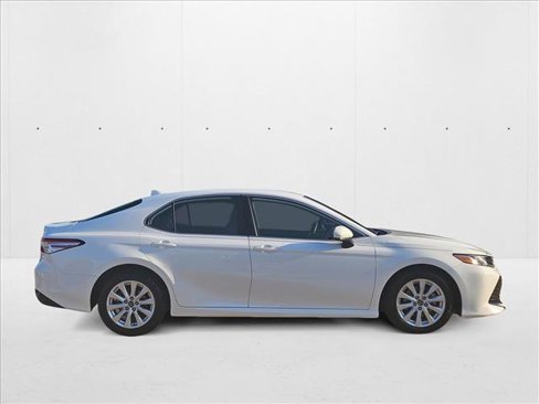 Used 2019 Toyota Camry LE image 4