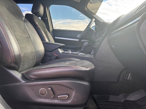 Used 2018 Ford Explorer XLT w/ Equipment Group 202A image 24