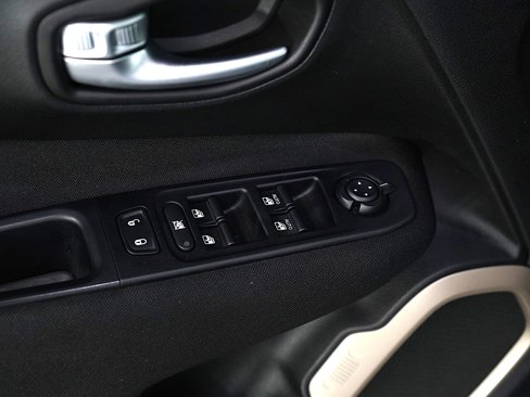 Used 2017 Jeep Renegade Latitude w/ Cold Weather Group image 18