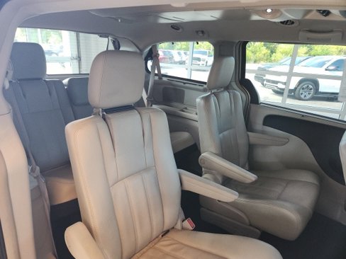 Used 2014 Chrysler Town & Country Touring image 22