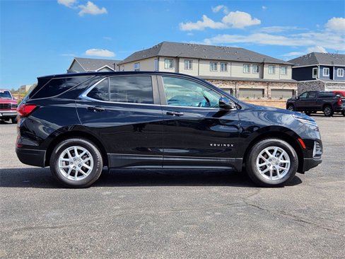 Used 2022 Chevrolet Equinox LT image 2