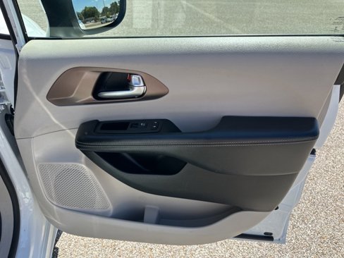 Used 2021 Chrysler Voyager Lxi image 57