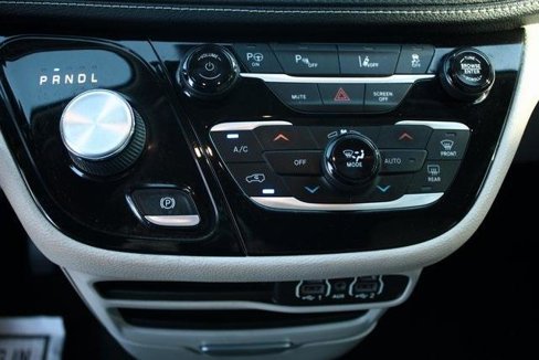 Used 2021 Chrysler Pacifica Touring-L image 20