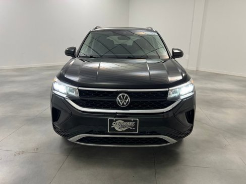 Used 2024 Volkswagen Taos SE image 2