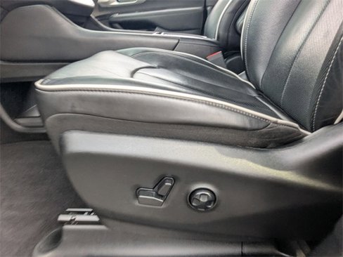 Used 2024 Chrysler Pacifica Premium image 16