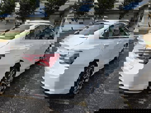 Used 2022 Chevrolet Malibu LT image 3
