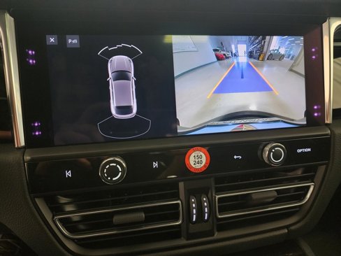 Certified 2025 Porsche Macan image 10