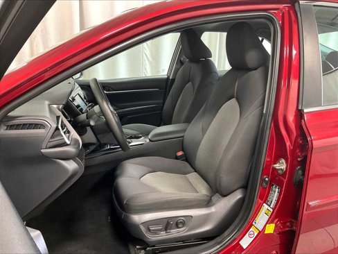 Used 2018 Toyota Camry LE image 10