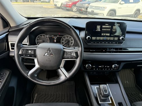 Used 2022 Mitsubishi Outlander SE image 16