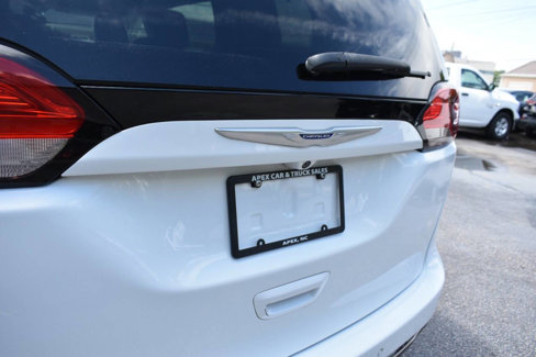 Used 2020 Chrysler Pacifica Touring-L image 34