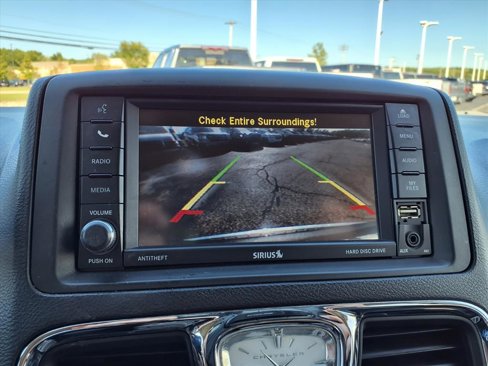 Used 2016 Chrysler Town & Country Touring image 6