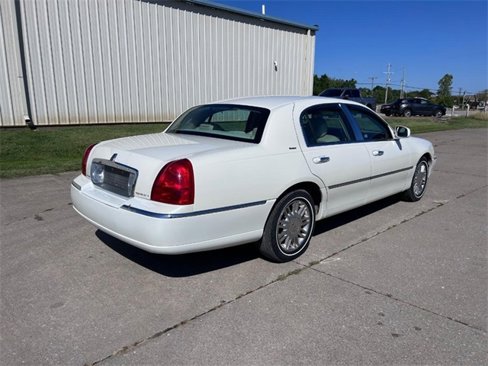 Used 2006 Lincoln Town Car Designer Series image 3