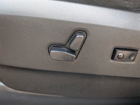 Used 2015 Chrysler Town & Country Touring-L w/ Driver Convenience Group image 12