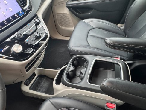 Used 2024 Chrysler Pacifica Touring-L image 23