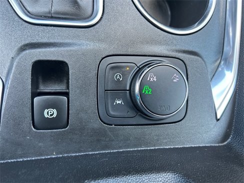 Used 2022 Chevrolet Traverse LS image 17