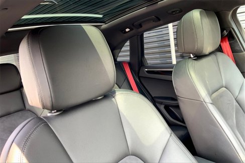 Certified 2020 Porsche Macan image 8