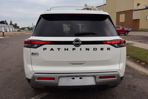 Used 2024 Nissan Pathfinder Platinum w/ Black Appearance Package image 10