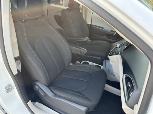 Used 2021 Chrysler Voyager LX image 11