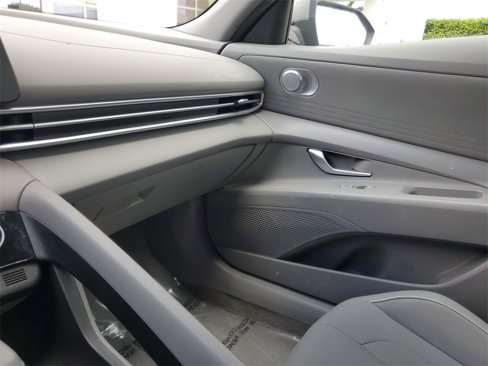 Used 2022 Hyundai Elantra SEL image 19