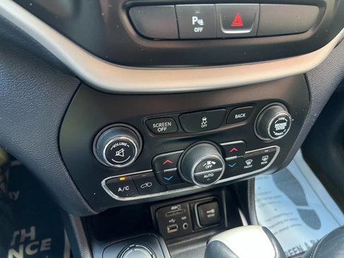 Used 2017 Jeep Cherokee Limited image 28