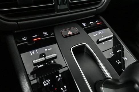 Certified 2025 Porsche Macan image 16