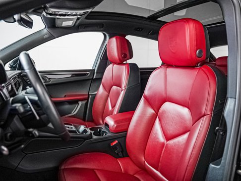 Certified 2024 Porsche Macan image 5