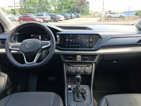 Certified 2022 Volkswagen Taos SE w/ Panoramic Sunroof Package image 15