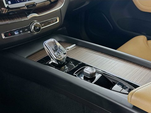 Certified 2022 Volvo XC60 B5 Inscription w/ Advanced Package image 15