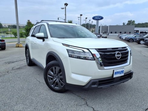 Used 2022 Nissan Pathfinder SV image 3