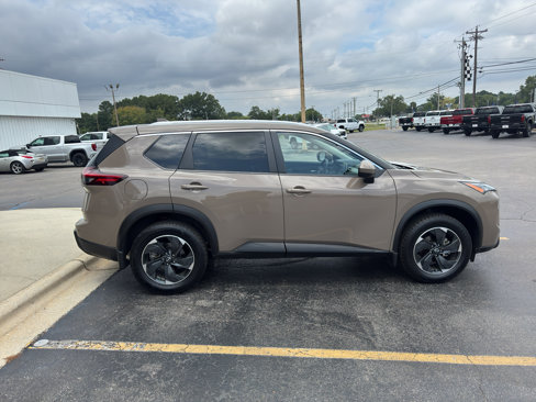 Used 2024 Nissan Rogue SV w/ SV Premium Package image 4