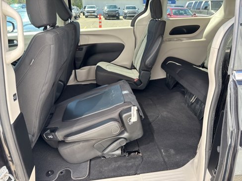 Used 2017 Chrysler Pacifica Touring image 27
