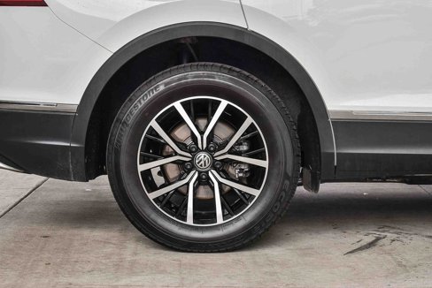 Used 2021 Volkswagen Tiguan SE w/ Panoramic Sunroof Package image 11