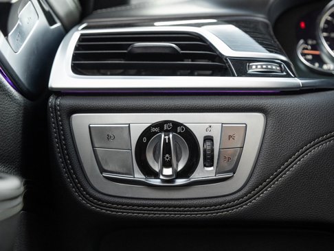 Used 2019 BMW 740i w/ Executive Package image 18