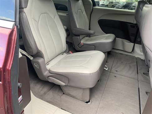 Used 2017 Chrysler Pacifica Touring-L image 12