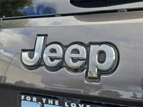 Used 2017 Jeep Grand Cherokee Overland image 32