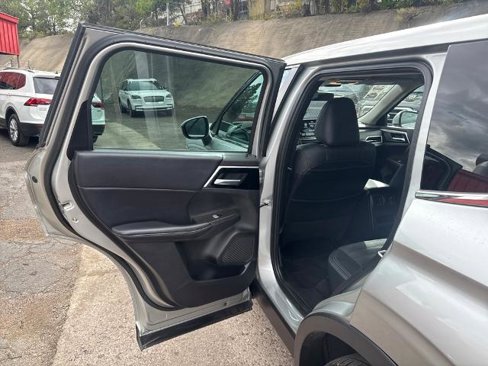 Used 2023 Mitsubishi Outlander SE image 17