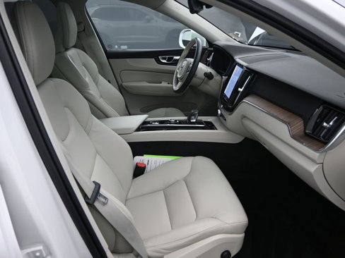 Certified 2022 Volvo XC60 B5 Momentum w/ Advanced Package image 38