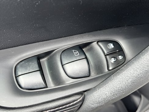 Used 2016 Nissan Rogue SV image 28