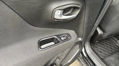Used 2019 Jeep Renegade Latitude image 19