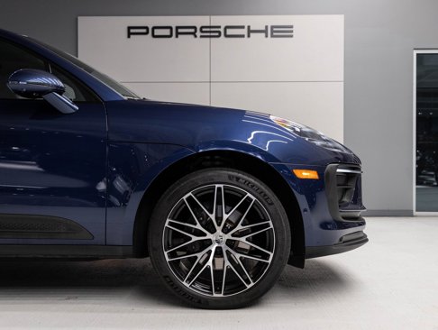 Certified 2022 Porsche Macan image 11