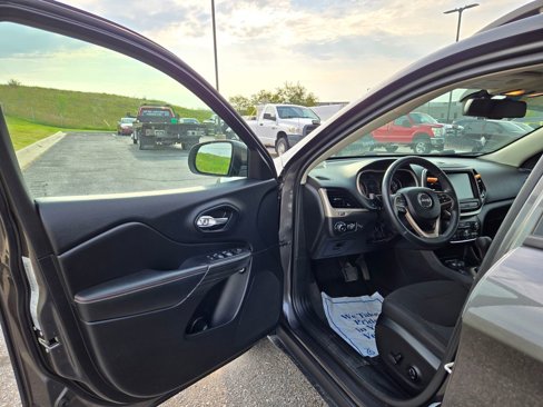 Used 2017 Jeep Cherokee Latitude w/ Comfort/Convenience Group image 10