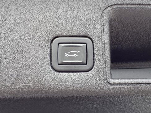 Used 2022 GMC Terrain SLE w/ Driver Convenience Package image 3