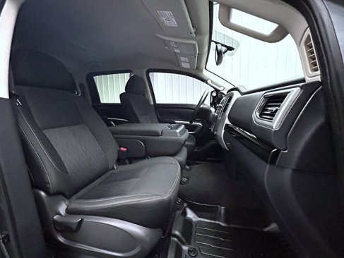 Used 2017 Nissan Titan SV image 15