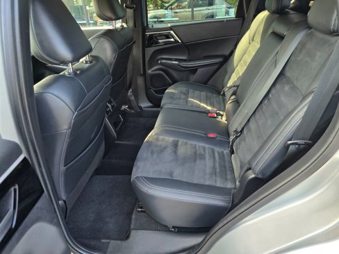 Used 2022 Mitsubishi Outlander SE image 13