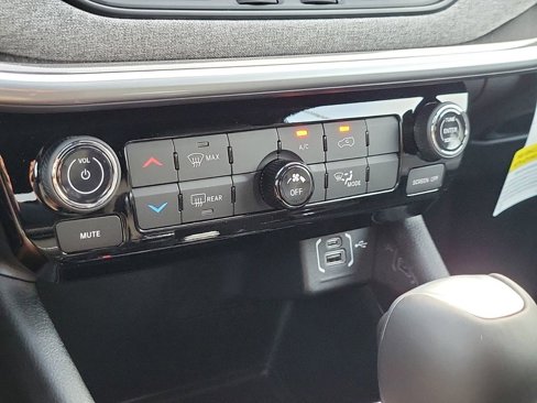 New 2025 Jeep Compass Latitude image 17