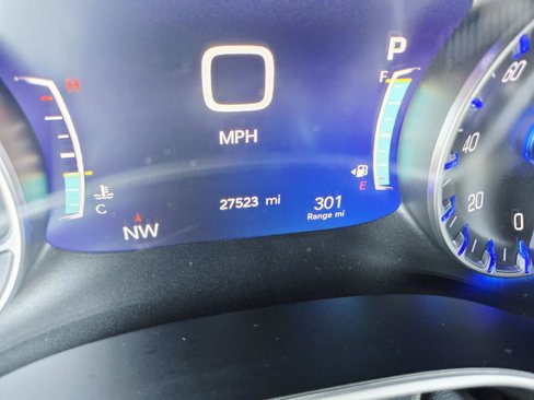 Used 2024 Chrysler Pacifica Touring-L image 28